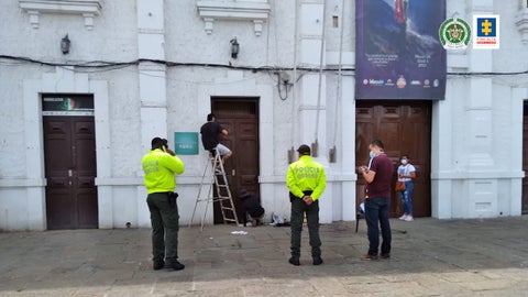 Con labor social, dos jóvenes que afectaron la Alcaldía de Piedecuesta repararon los daños