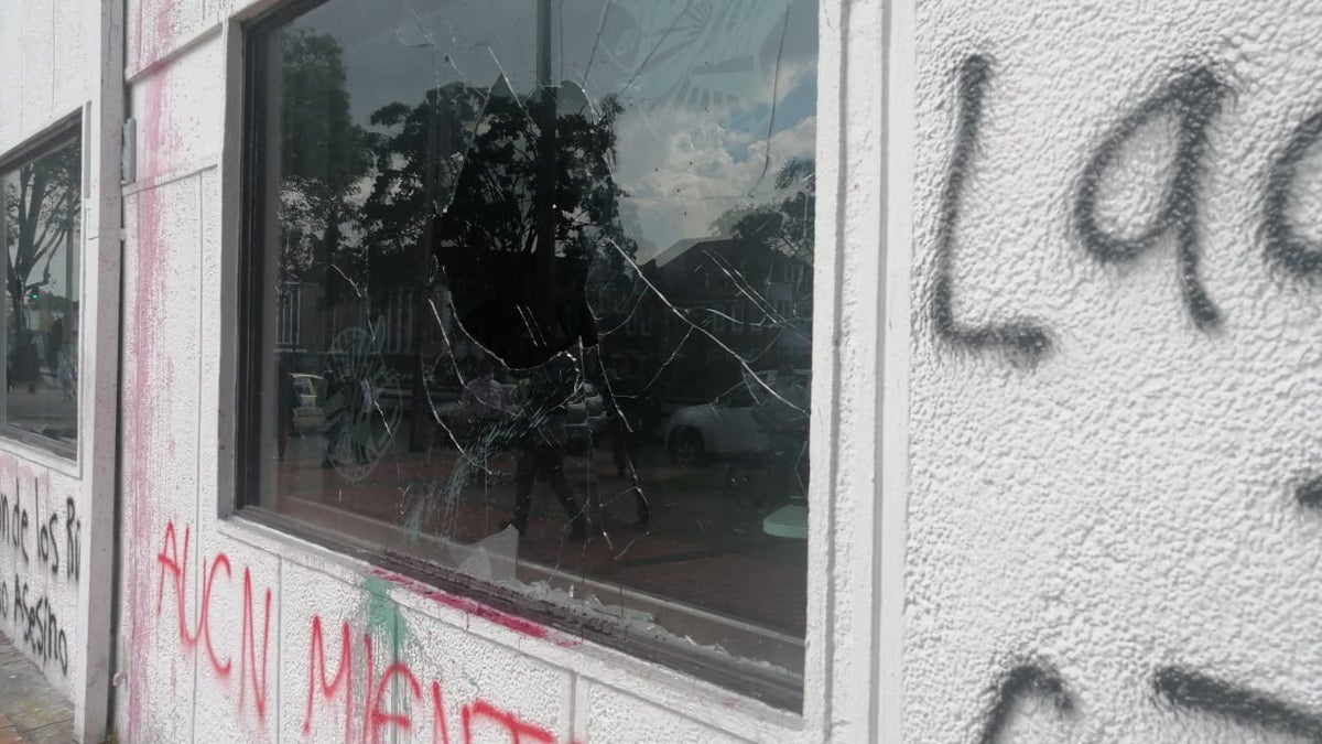 Daños en vidrios y la fachada de RCN Radio