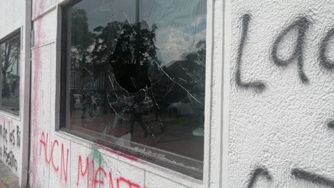 Daños en vidrios y la fachada de RCN Radio