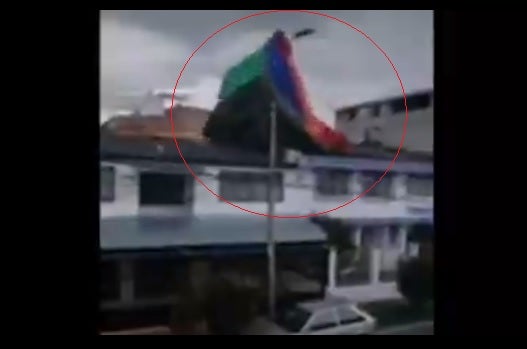 Inflable terminó sobre techo de casa