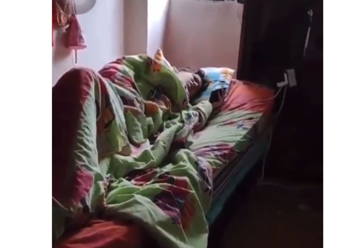 Joven durmiendo a las 10:00 de la mañana