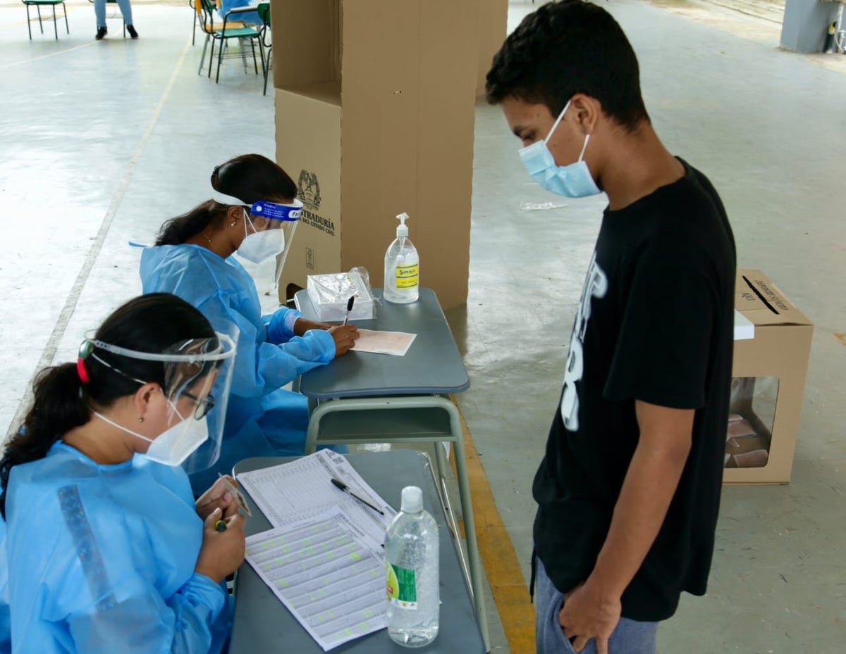 Jóvenes en inscripción de cédulas