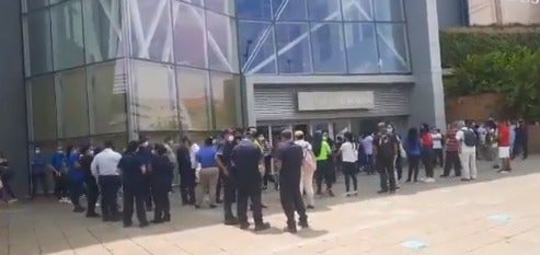 Grupo antiexplosivos busca paquete sospechoso en centro comercial de Bucaramanga