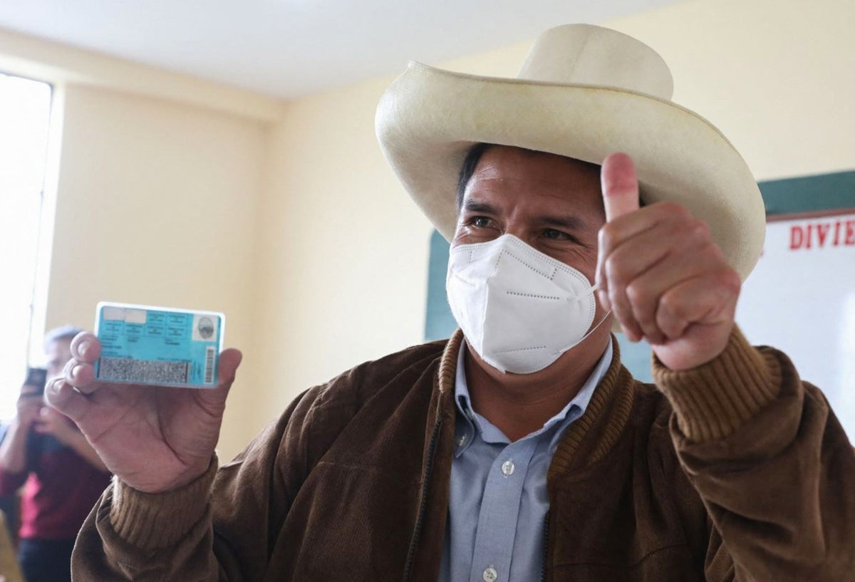 Pedro Castillo tras emitir su voto en las elecciones en Perú