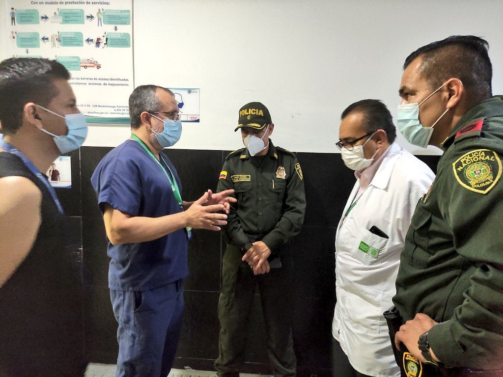 Médicos del HUs y policia recibiendo diagnóstico de uniformado herido