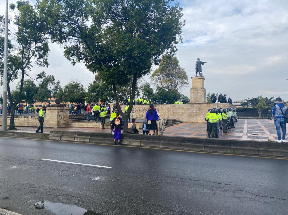 Indígenas intentaron derrumbar estatua de Cristóbal Colón y hubo enfrentamientos con Policía.
