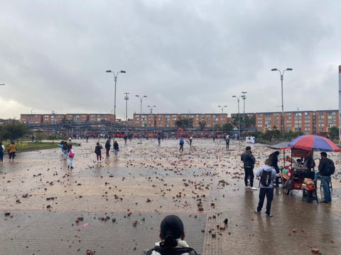 Portal Américas amaneció lleno de piedras tras hechos vandálicos el 9 de junio