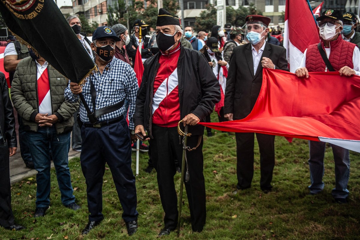 Militares retirados se manifiestan contra elecciones en Perú