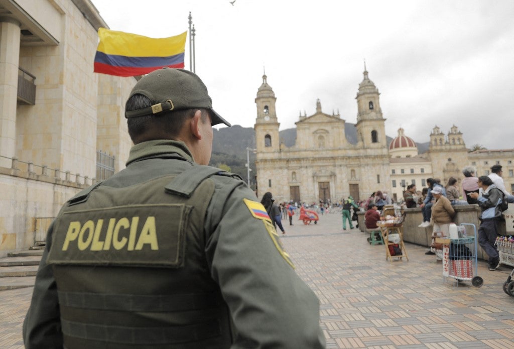 Un policía monta guardia en la plaza Bolívar de Bogotá.