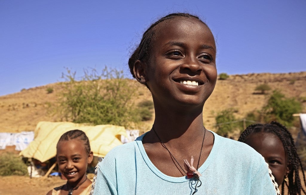 Niña afro sonriente