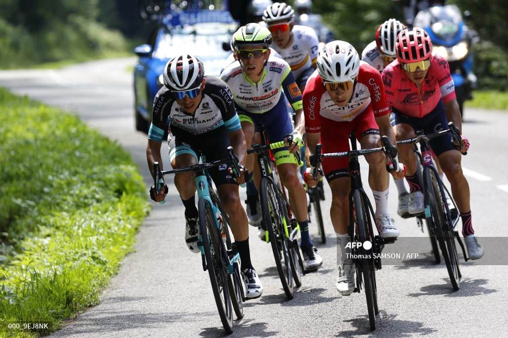 Esteban Chaves y Sergio Higuita en el Tour de Francia 2021