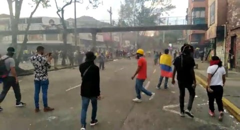 Los enfrentamientos se dieron entre delincuentes que pretendían incendiar varias edificaciones en el centro de la ciudad.