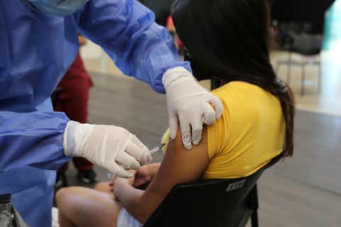 Los jóvenes también han asistido a la vacunación, cifras que destaca el Departamento.