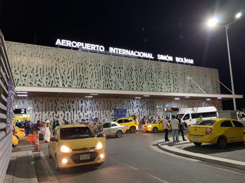 hombre extranjero amenazo que tenía artefacto explosivo en vuelo en Santa Marta