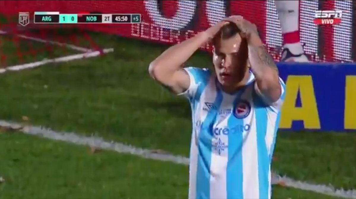 Reniero falló opción clara de gol