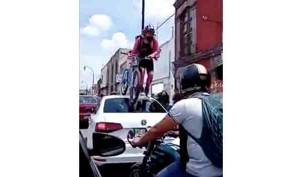 Ciclovía: mujer enfurece y pasa bicicleta sobre carro