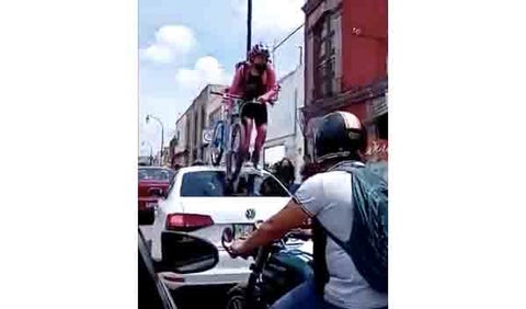 Ciclovía: mujer enfurece y pasa bicicleta sobre carro