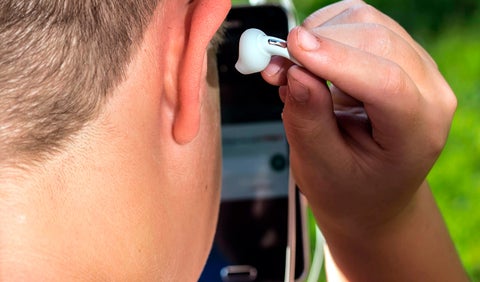 Escuchando música con audífonos.