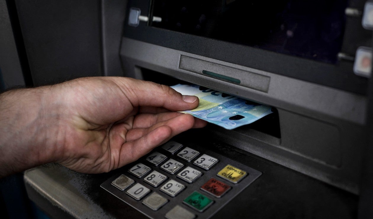 Cajero electrónico dispensa euros