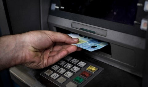 Cajero electrónico dispensa euros