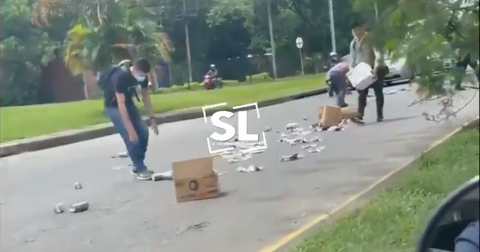 Gente ayuda a transportador en Villavicencio