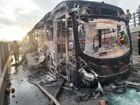Bus de transmilenio incinerado