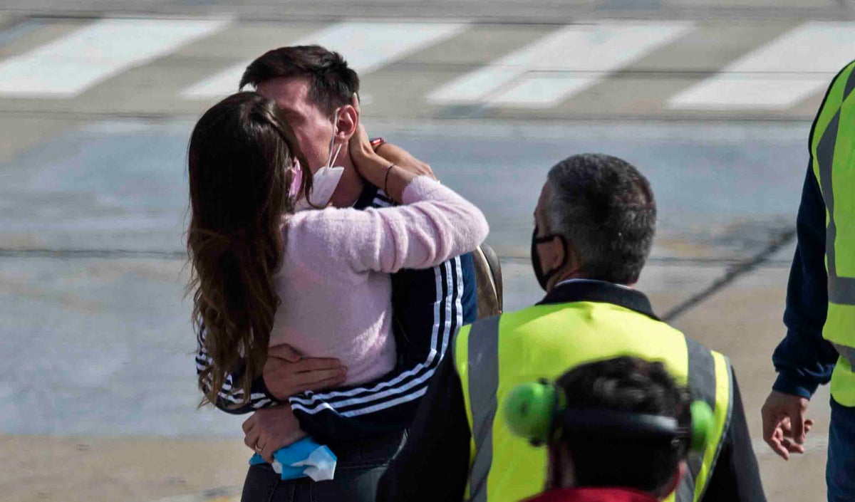 Lionel Messi y el abrazo con Antonella Roccuzzo tras hacer historia