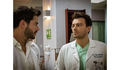 Luciano D’Alessandro y Sebastián Carvajal en Enfermeras, del Canal RCN