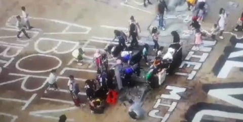[ Video] Varios menores de Medellín simulan con escudos enfrentamientos con la policía