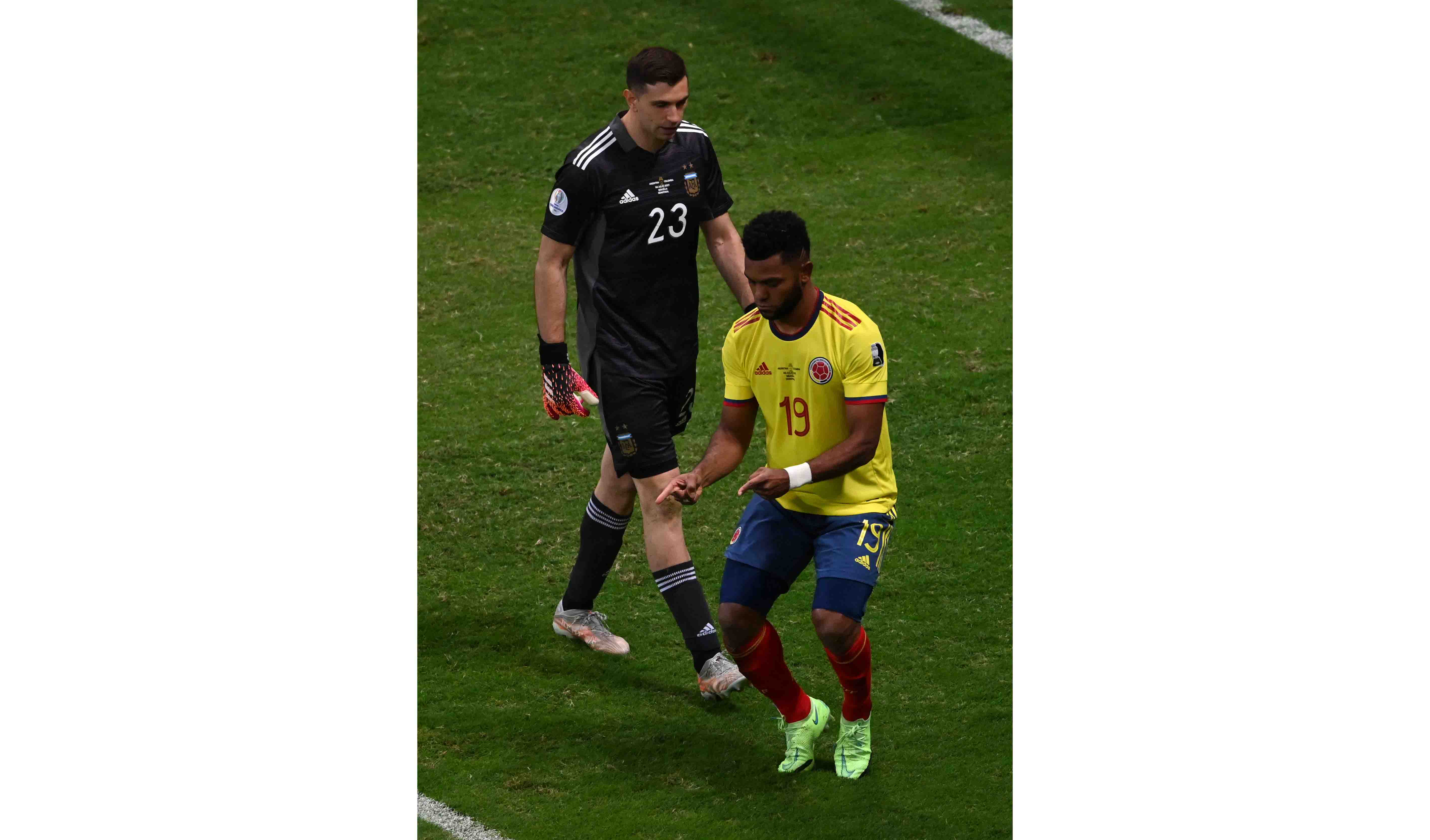 Miguel Ángel Borja vs Emiliano Martínez: colombiano podría irse a Turquía