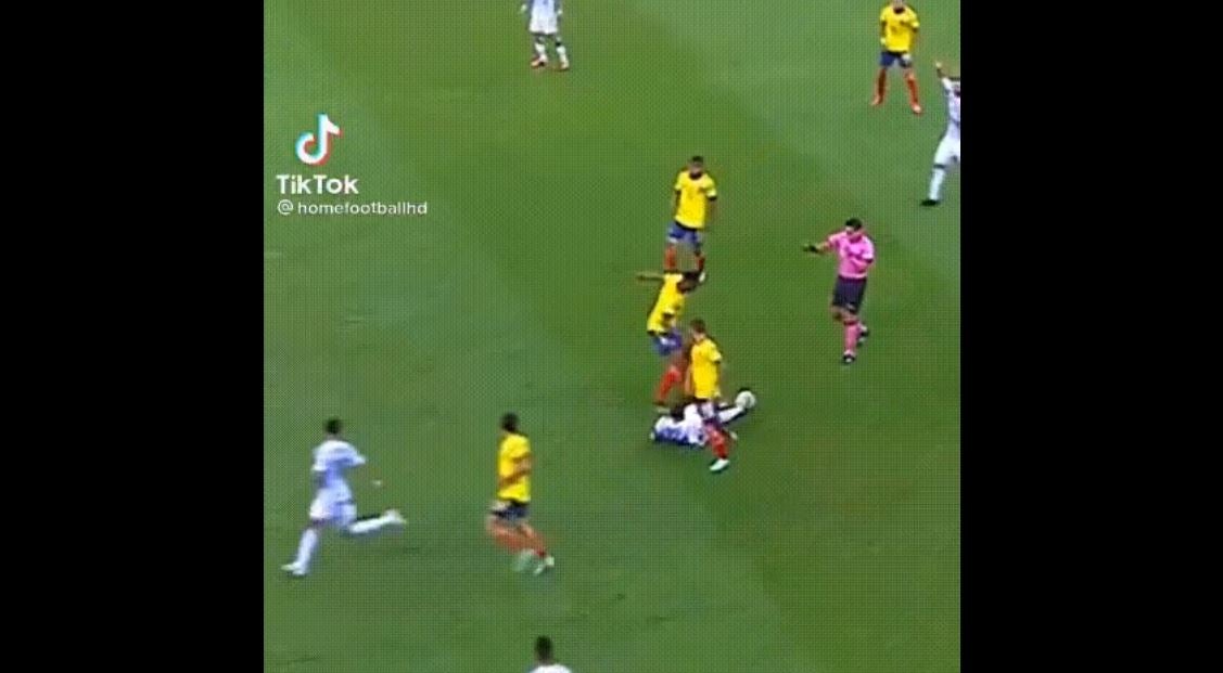 Yerry Mina vs Messi