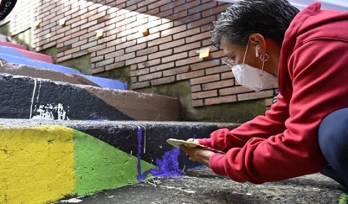 Claudia López pinta escalera LGTBI en Bogotá