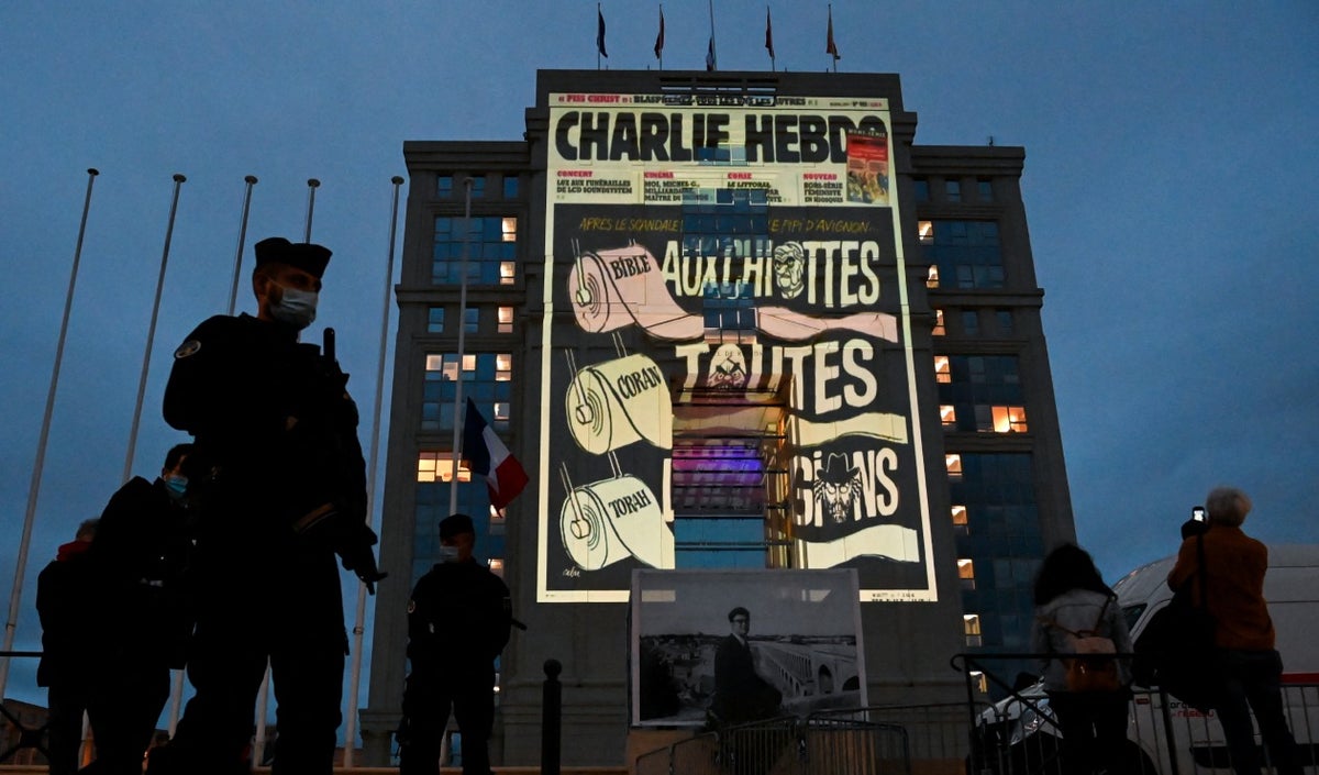 Portadas Charlie Hebdo son reproducidas en edificaciones.