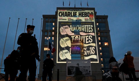 Portadas Charlie Hebdo son reproducidas en edificaciones.