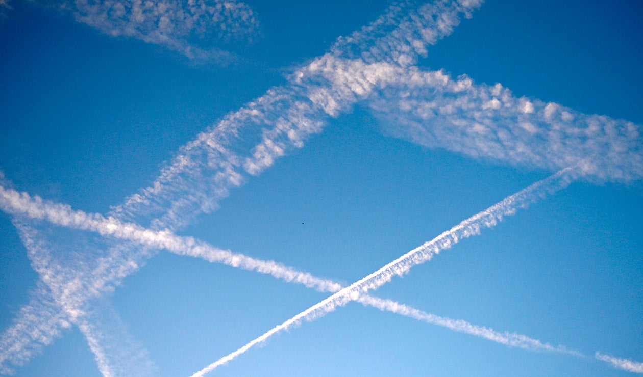 Rastros de avión en el cielo