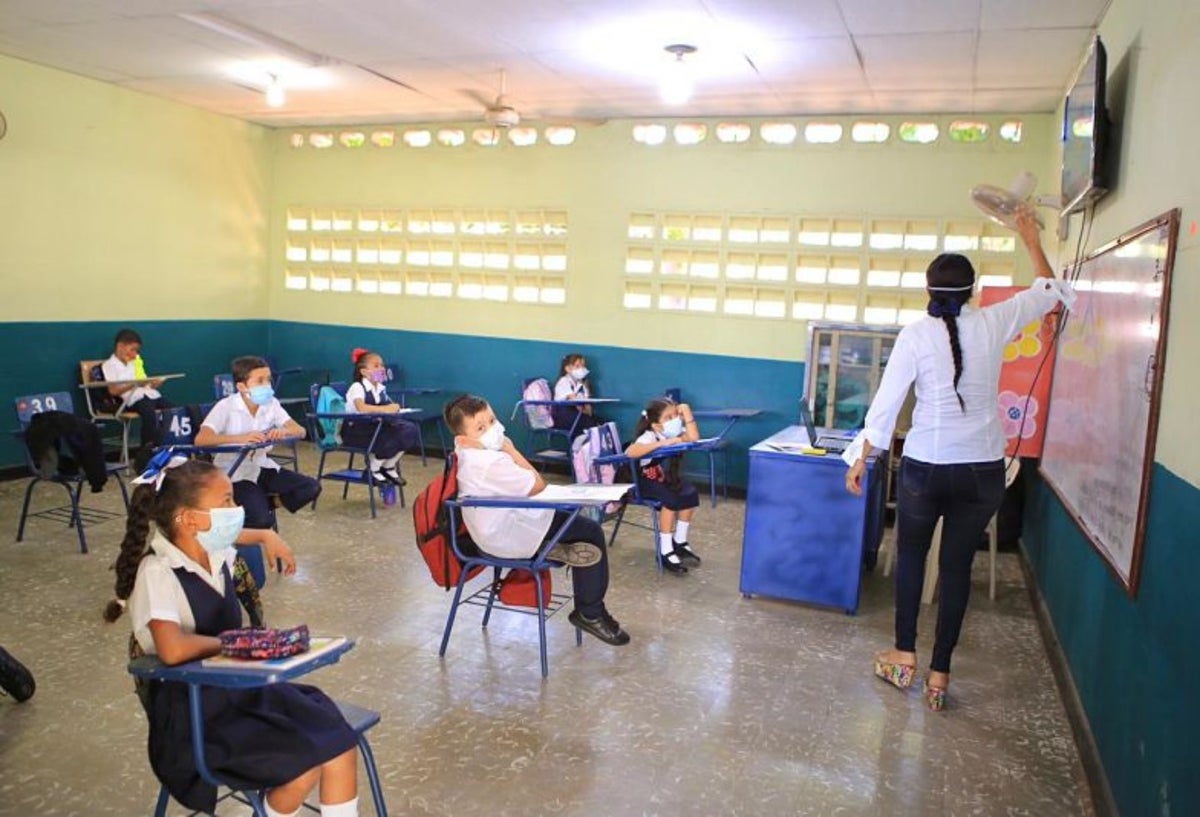 Aula de clase con estudiantes y docente