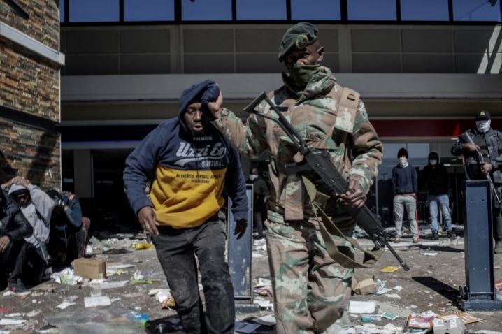 Manifestaciones y saqueos en Sudáfrica