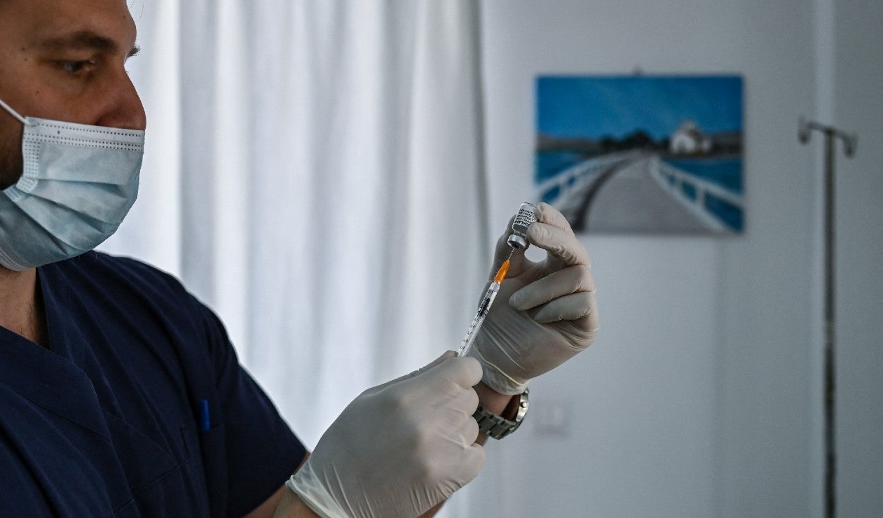 Vacunación contra covid en Grecia será obligatoria para personal sanitario.