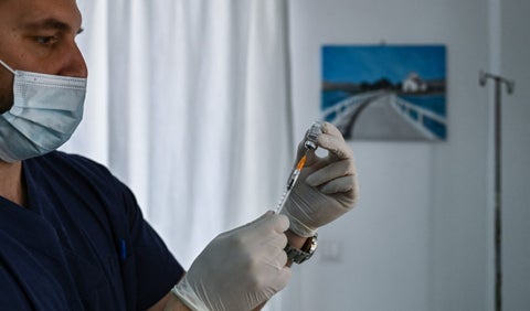 Vacunación contra covid en Grecia será obligatoria para personal sanitario.