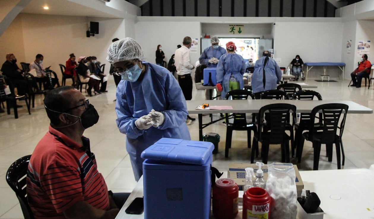 Vacunación de taxistas en Bogotá contra covid-19