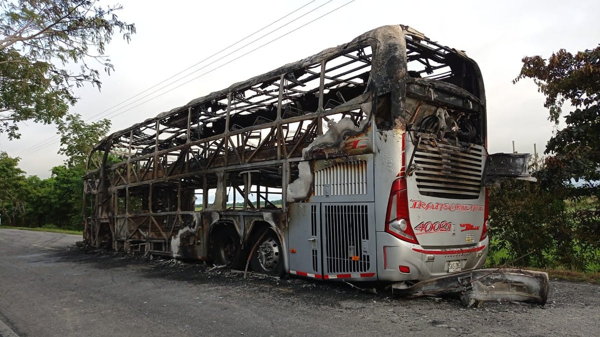 Bus de servicio interdepartamental incinerado