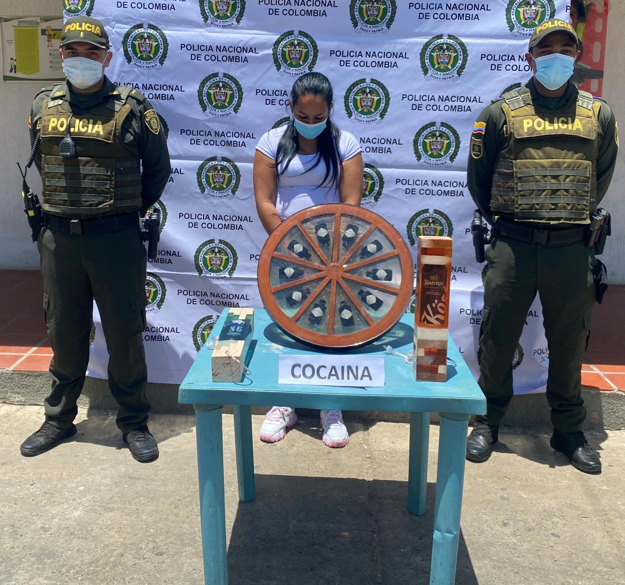 En lamparas y una mesa transportaba el estupefaciente