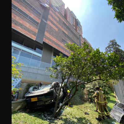 [Video] Carro cae desde un tercer piso sobre otro automotor en Medellín