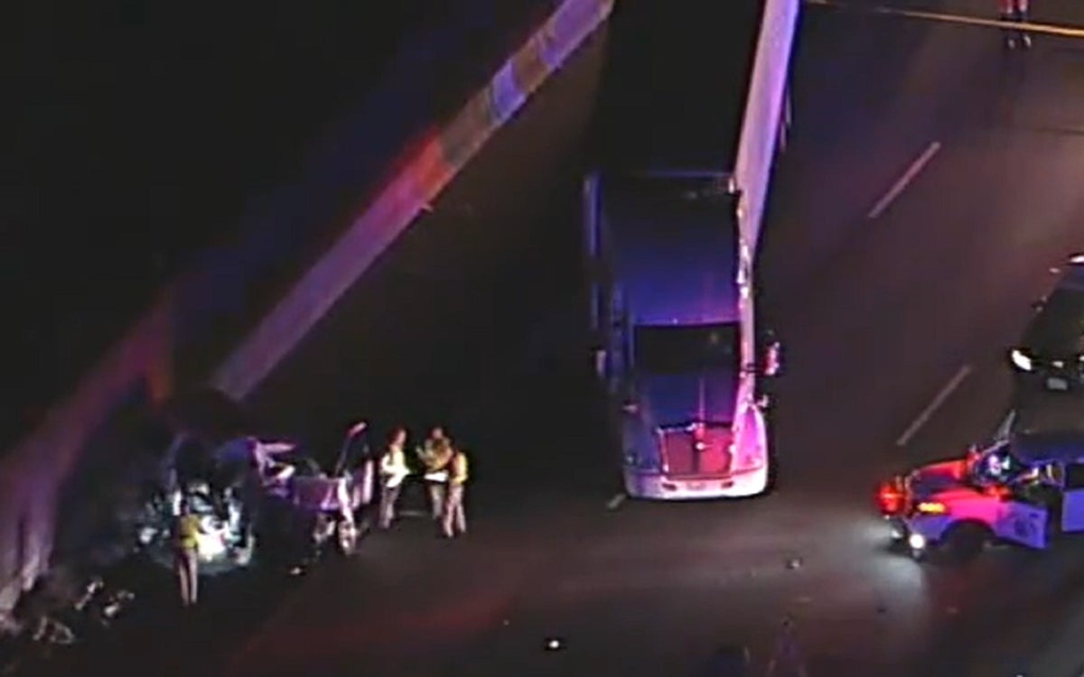 Hombre se estrella contra camión