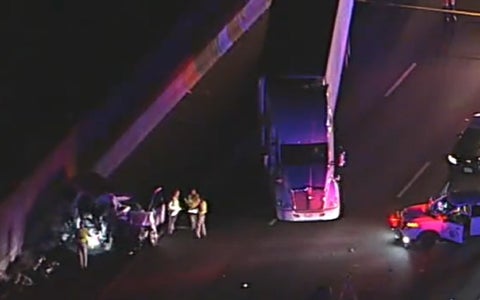 Hombre se estrella contra camión