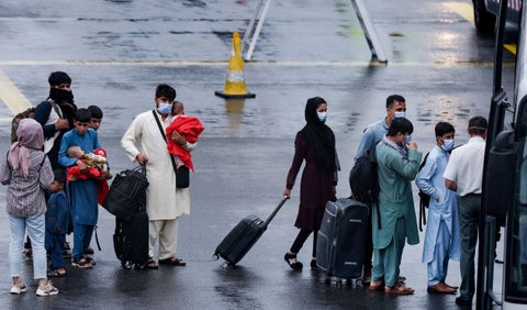 Afganos salen de su país tras toma de control de talibanes