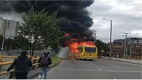 Bus en Suba quemado por vándalos