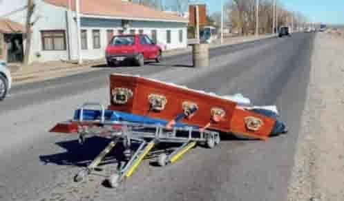 Cadáver cae de carro fúnebre y acaba en plena calle