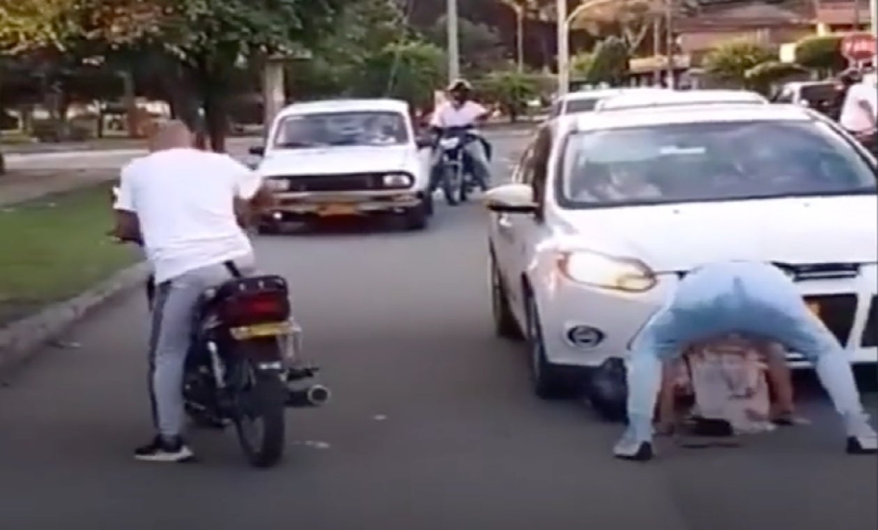 conductores borrachos: motociclista intenta huir de accidente