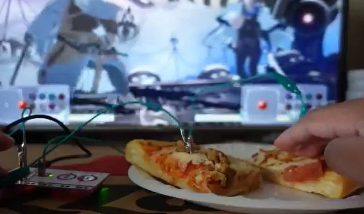 Convierten pizza en un mando